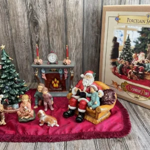 2002 Grandeur Noel Santa Scene Porcelain