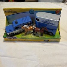 01104-5 Breyer Farms Stablemates Land Rover and Tag-A-Long Trailer w/ 2 Horses