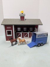 Breyer Stablemates Animal Stable Comes With 2 Horses And Tag-a-long Trailer