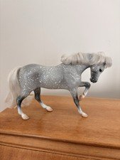 PRE OWNED 1995 REEVES BREYER GRAY SPECKLED HORSE WITH WHITE MANE & TAIL