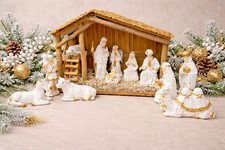 Vintage 12 Piece Fine Porcelain Nativity Set Complete With Moss Covered Stable