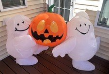 Halloween Yard Inflatable Ghosts Carrying Pumpkin HUGE 4’ Tall 5’ Wide RARE