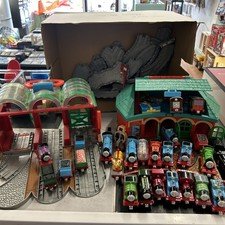 Thomas The Tank Engine + Round House Set Tracks + Knapford + Sodor Engine Works