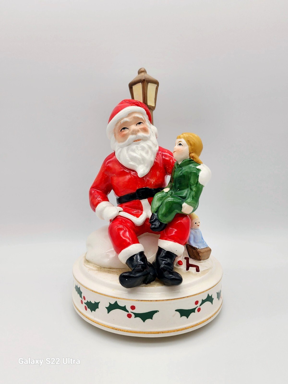 1970'S CHRISTMAS SANTA CLAUS & CHILD BY LAMP POST VINTAGE SCHMID JAPAN MUSIC BOX
