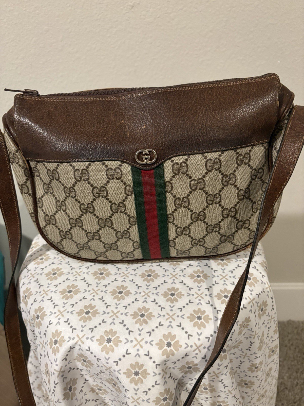 Vintage Gucci GG Pattern Web Stripe Women’s Crossbody Bag Beige Brown Zip Logo