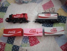 HORNBY SUMMER TIME COCA COLA TRAIN Locomotive Tanker 3 Box Car Containers.